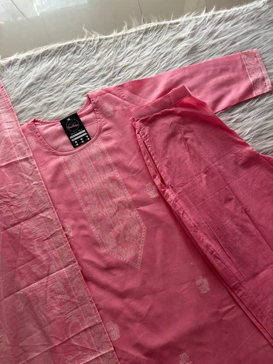 MD-260 Pink perfection in every stitch. ✨ This cotton suit set features delicate white thread embroidery and a matching dupatta—ideal for those sunny afternoon gatherings where comfort meets style. 🌸