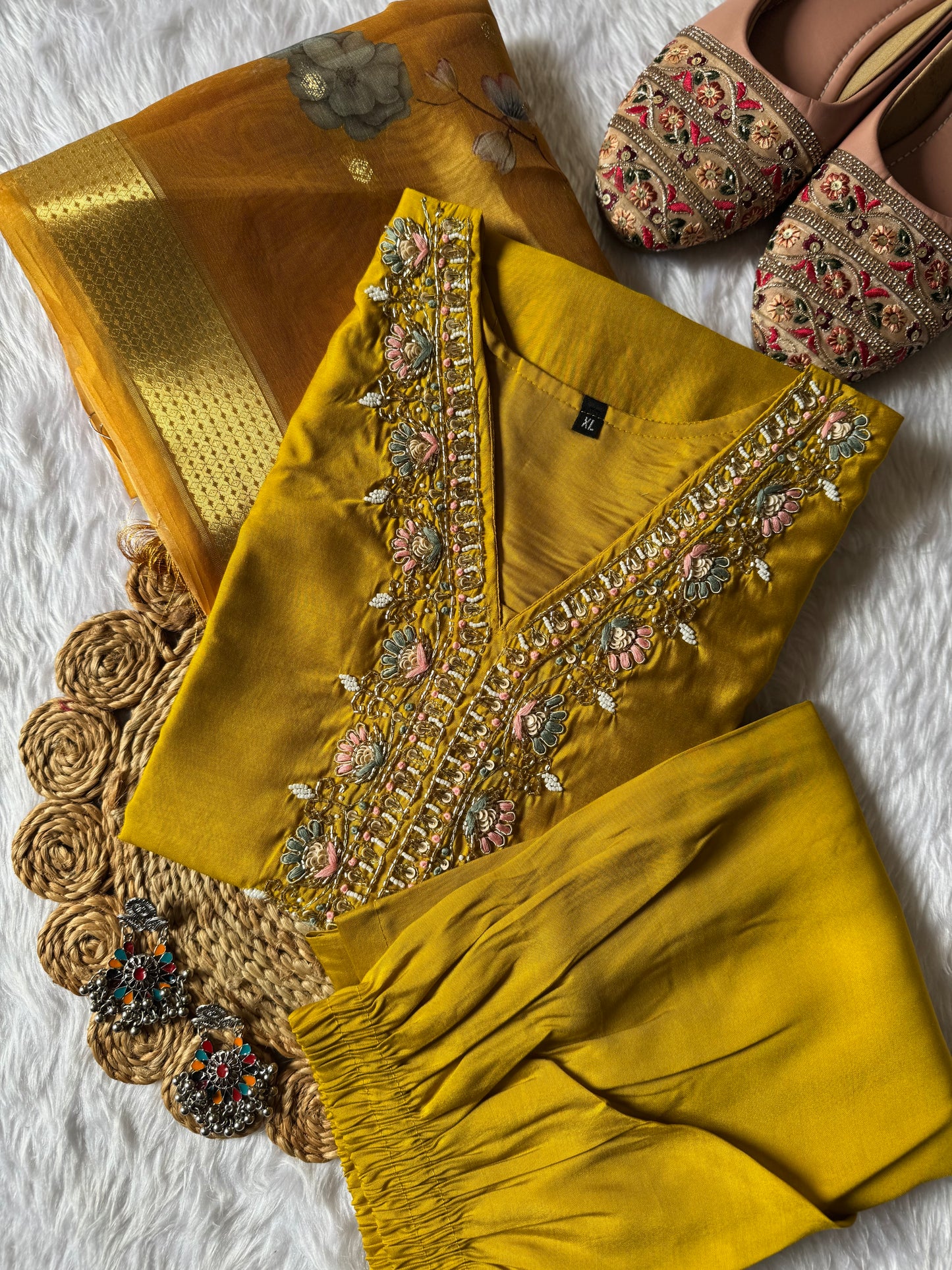 MD-182 Radiate festive elegance in this stunning suit set, featuring intricate zari embroidery and a rich organza dupatta with golden detailing — a perfect blend of tradition and grace. ✨💃