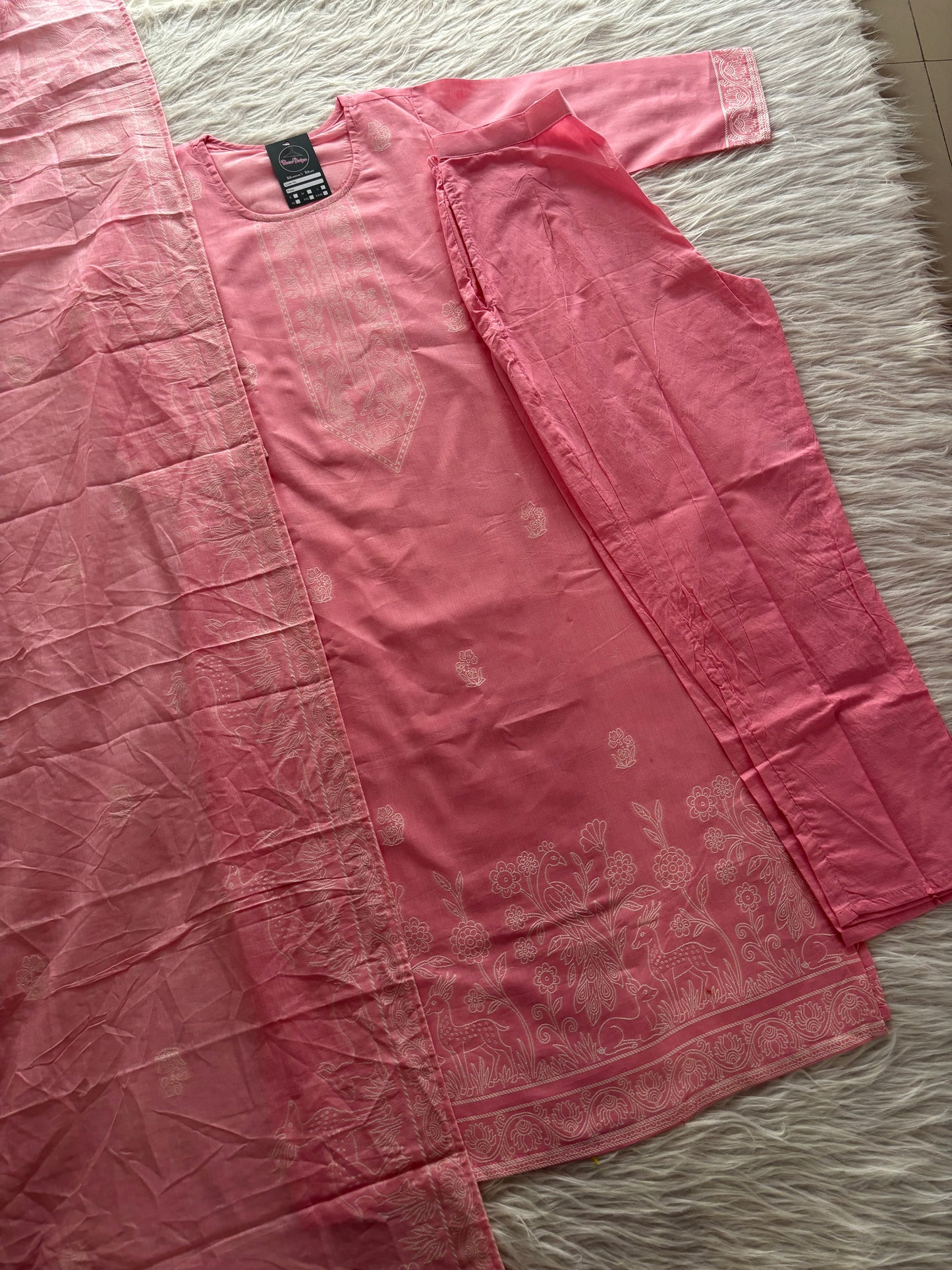 MD-260 Pink perfection in every stitch. ✨ This cotton suit set features delicate white thread embroidery and a matching dupatta—ideal for those sunny afternoon gatherings where comfort meets style. 🌸