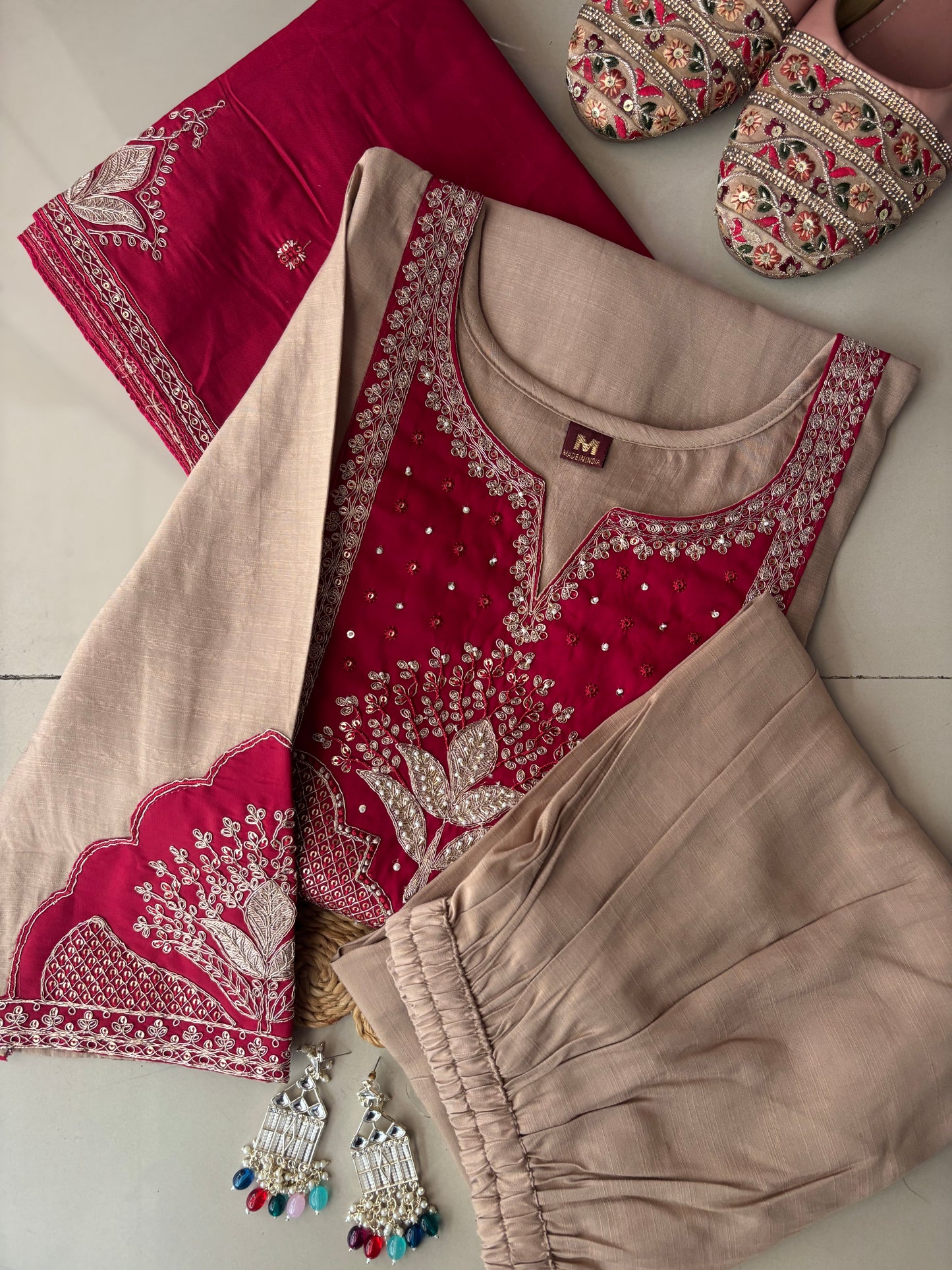 MD-219 Elegant and timeless 💙✨
A beautifully crafted traditional outfit featuring a soft sage  kurta paired with a dupatta, both adorned with intricate gold embroidery. Perfect for festive occasions or graceful everyday wear, this ens