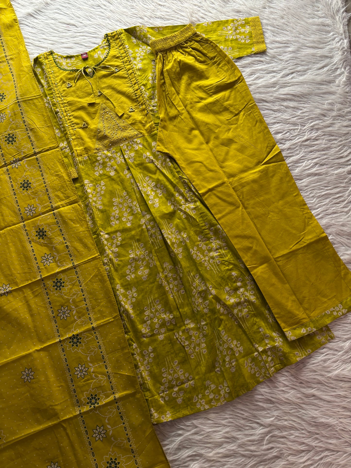 MD-253 Golden threads and soft whispers of fabric—where tradition meets quiet elegance. ✨
