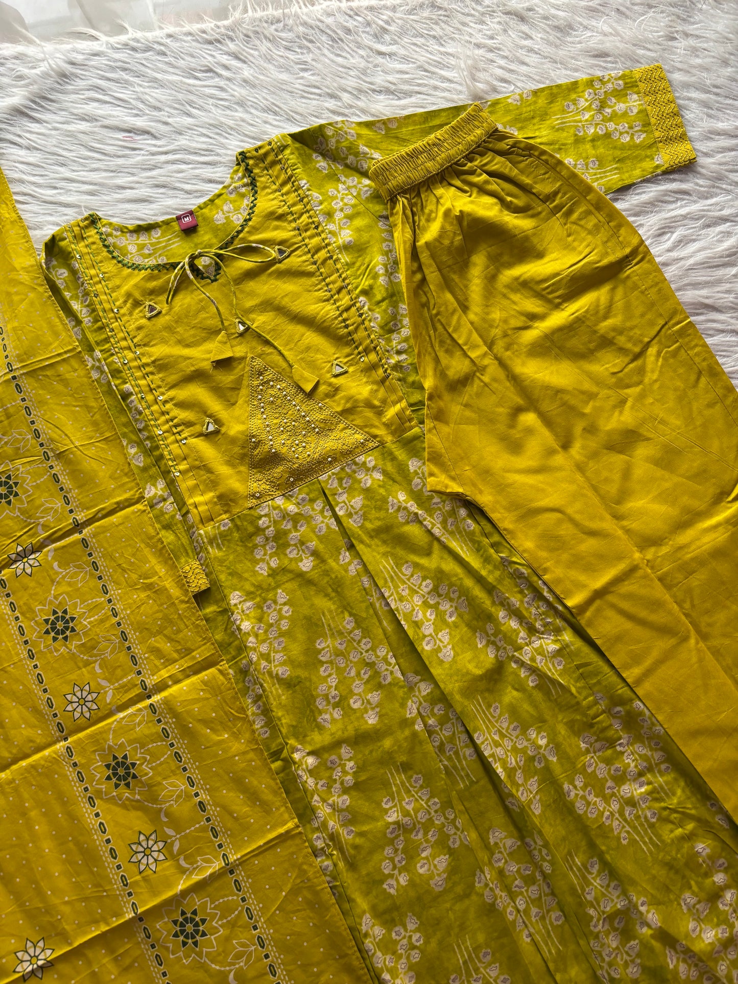 MD-253 Golden threads and soft whispers of fabric—where tradition meets quiet elegance. ✨