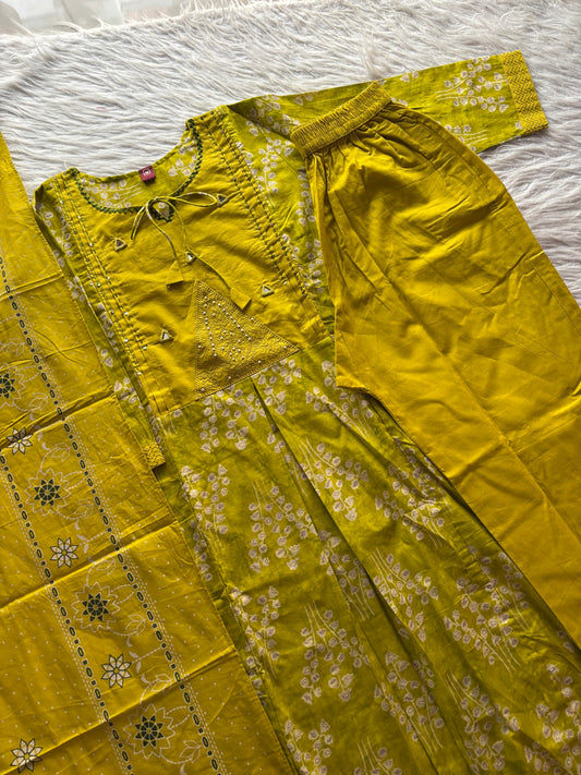 MD-253 Golden threads and soft whispers of fabric—where tradition meets quiet elegance. ✨