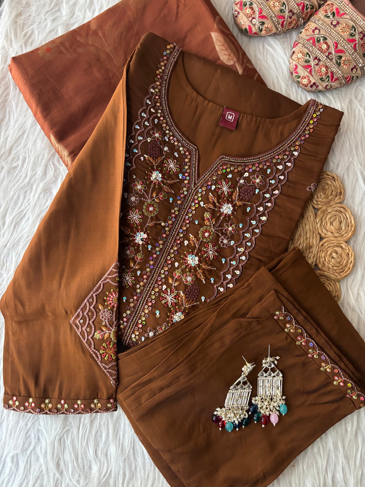 MD-218 Elegant traditional set featuring intricate floral embroidery on the neckline, paired with matching pants and a delicately woven dupatta — a perfect blend of grace and sophistication. 💚✨