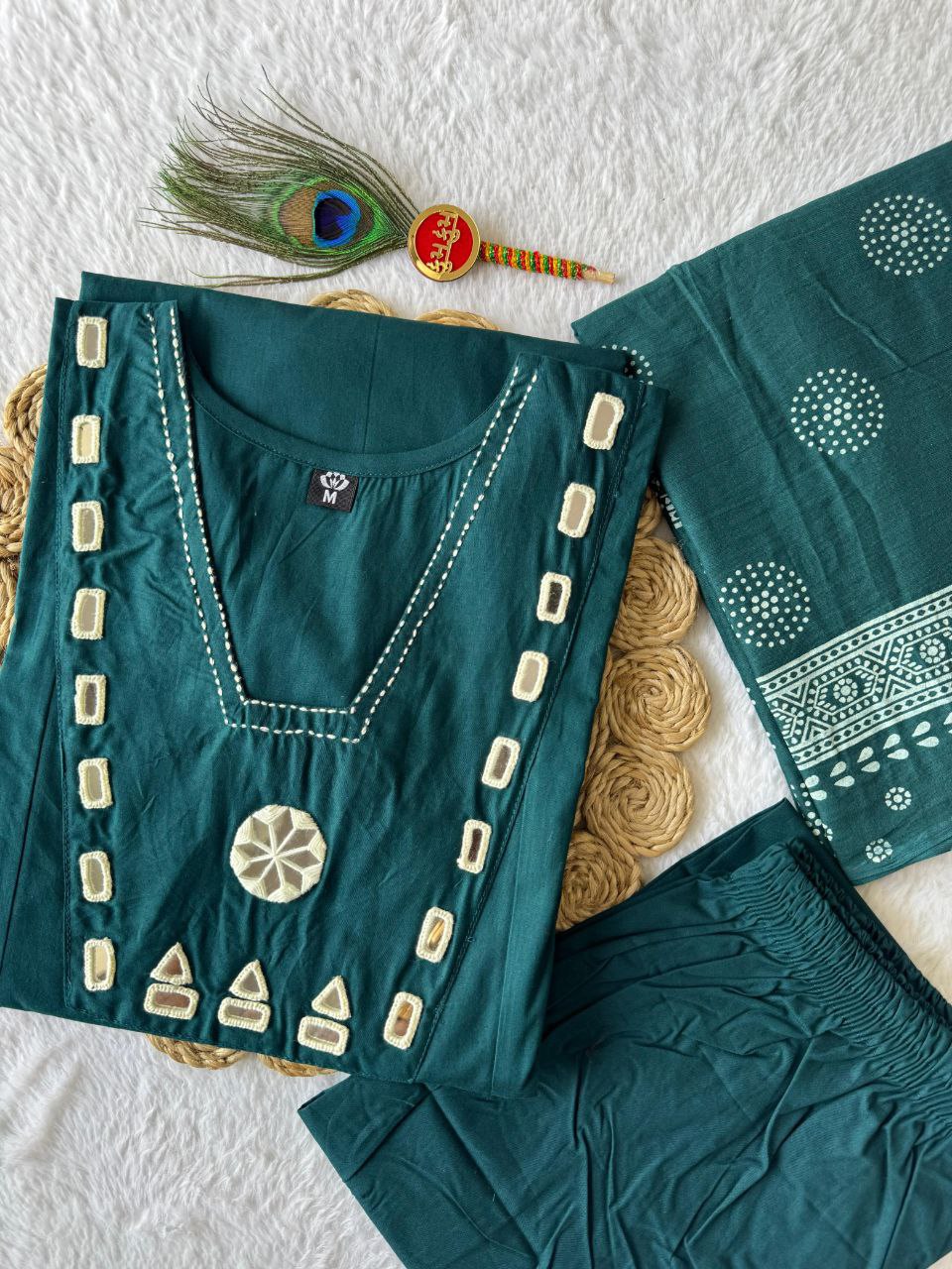 MD-230 This deep teal cotton set has a fantastic geometric vibe with those mirror-work patches and contrast stitching. It feels both regal and grounded💥🙈
