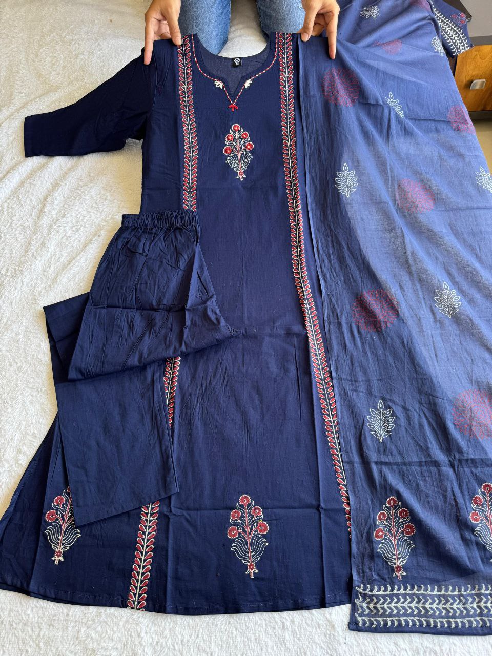 MD-235 That is a beautiful navy blue ethnic ensemble. Depending on where you are listing it or how you are describing it, here are a few title options💙💖